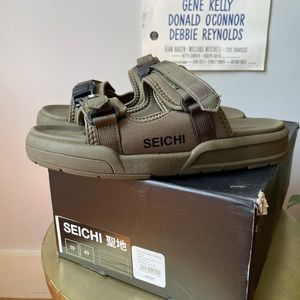 UNWORN Seichi Sandoru Ni Slides, Army Green, US10/EU43